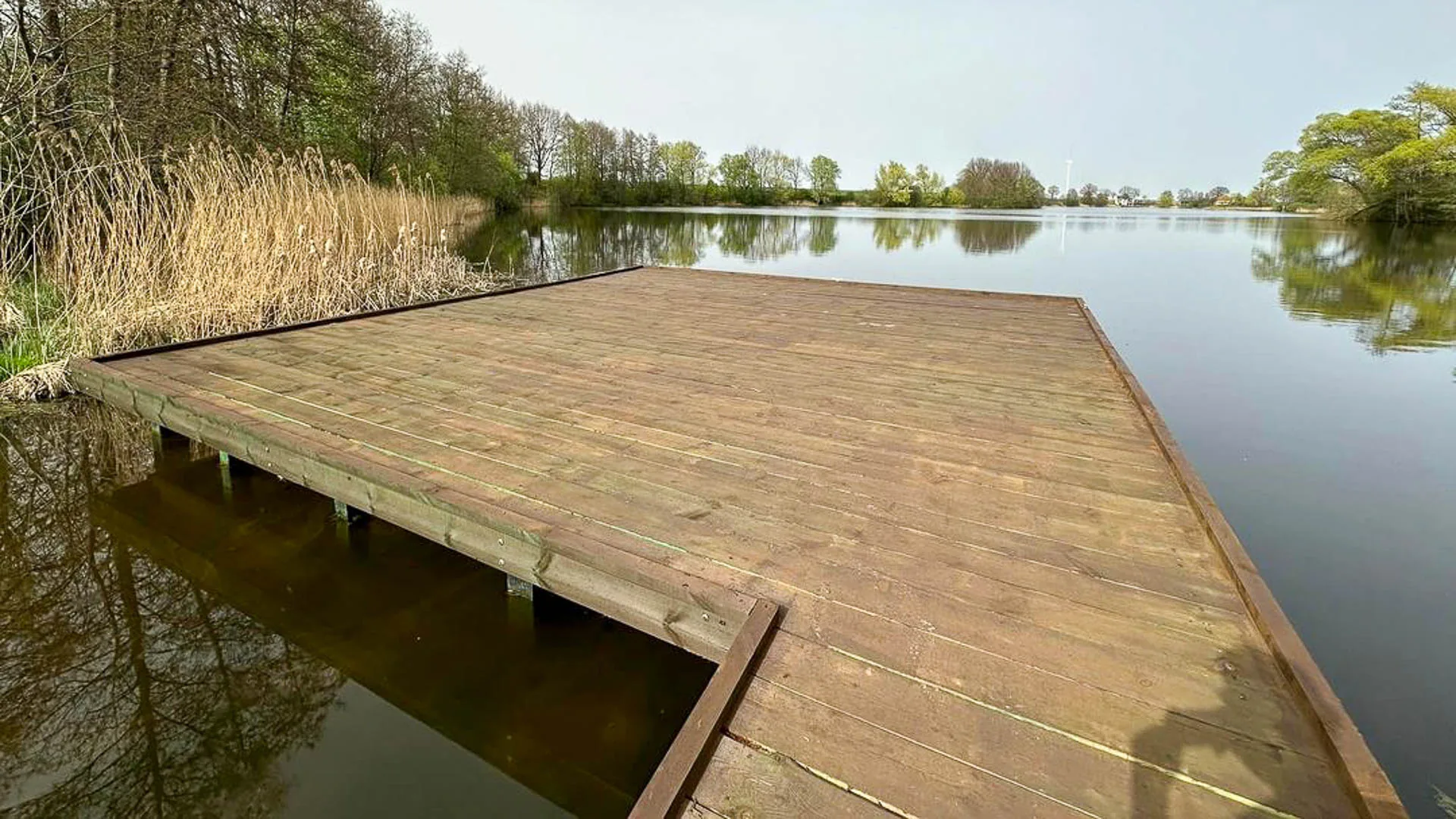 Drewniany pomost nad wodą