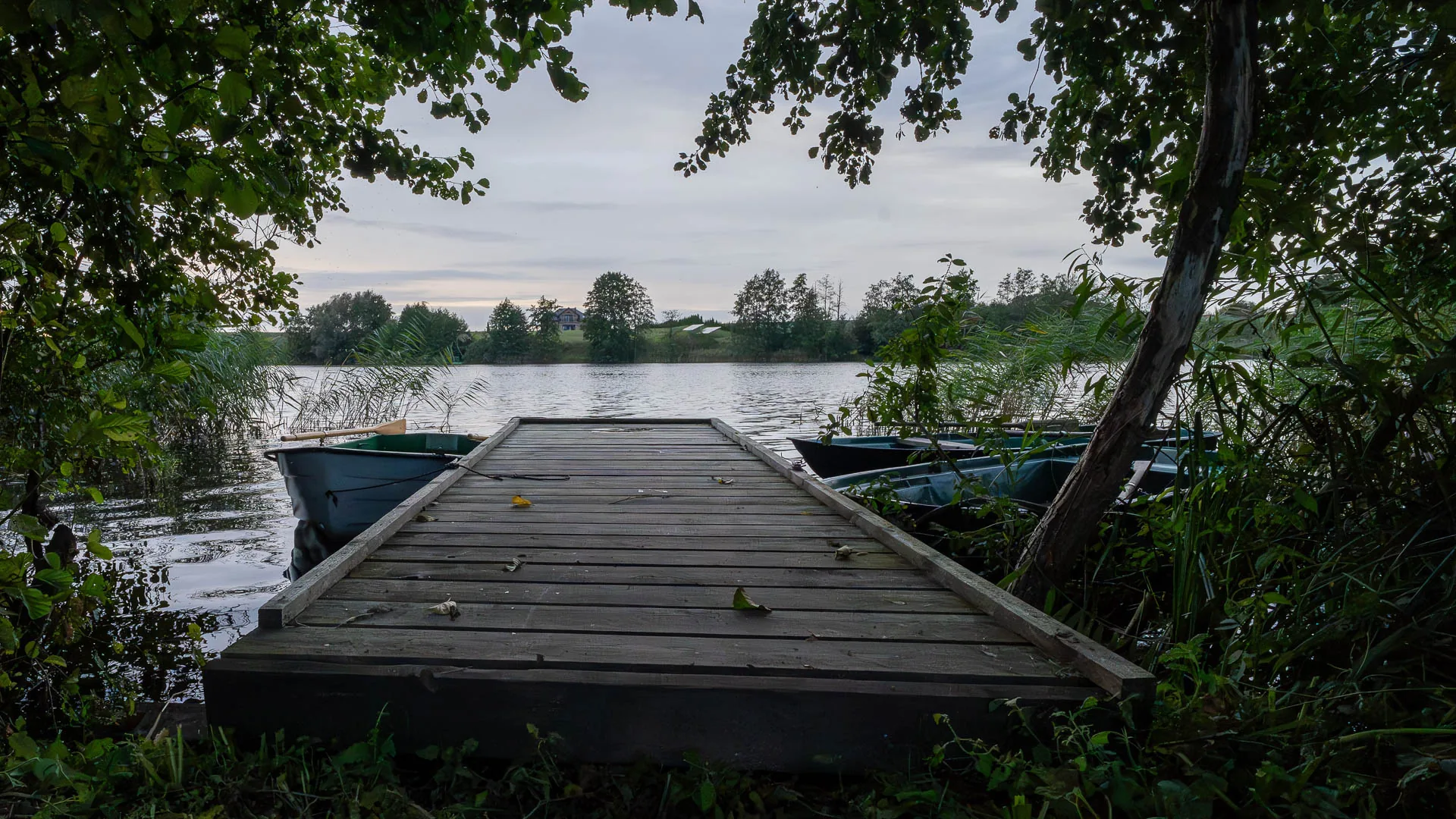 Drewniany pomost prowadzący nad wodę