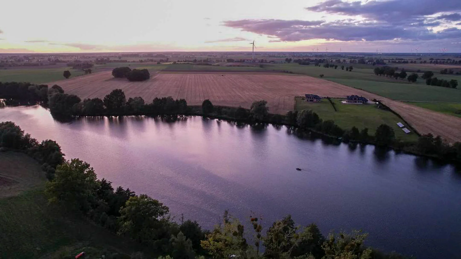 Zmierzch nad akwenem łowiska